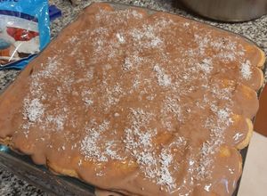Una foto de Postre de Vainillas con chocolate, crema y frutas