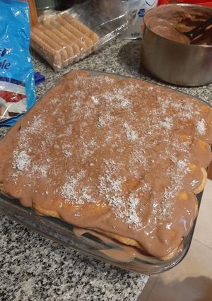 Una foto de Postre de Vainillas con chocolate, crema y frutas