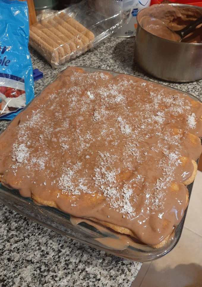 Una foto de Postre de Vainillas con chocolate, crema y frutas