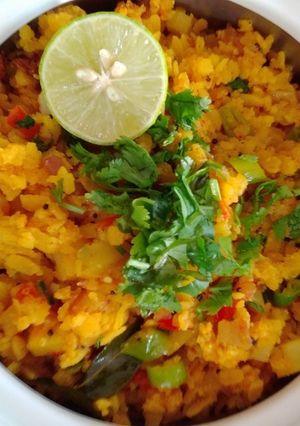 कांदा पोहा (Kanda poha recipe in hindi) रेसिपी मुख्य फोटो