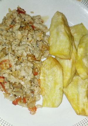 A picture of Soyayyen dankalin Hausa da miyar kwai me hanta da koda.