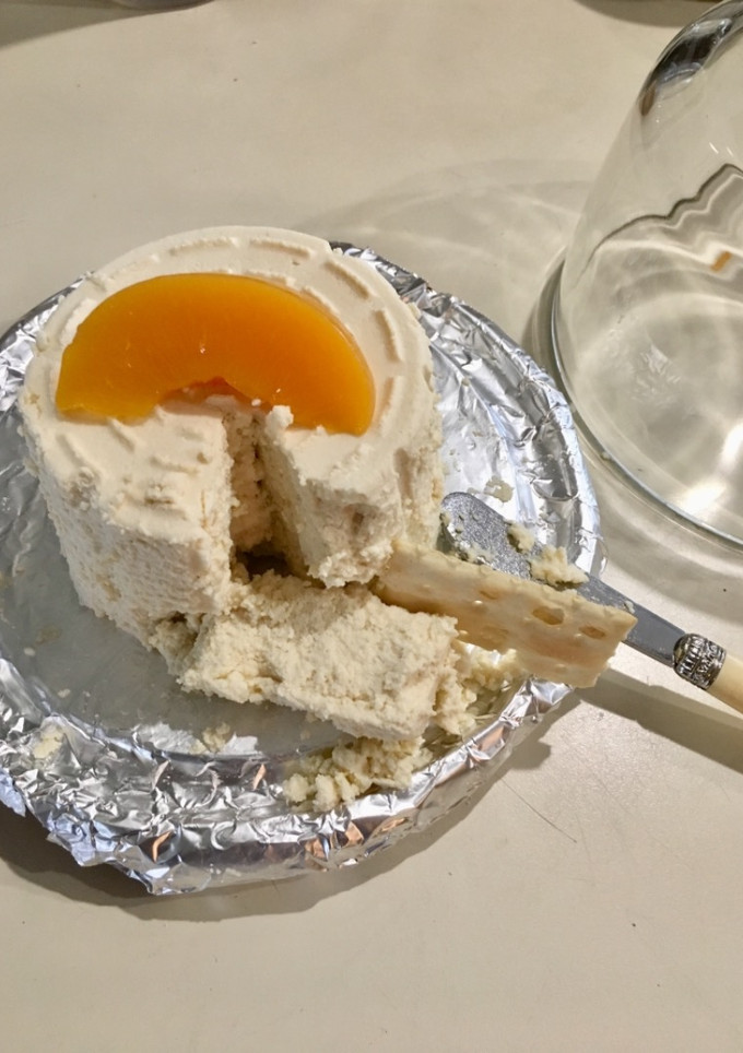Una foto de Queso fresco con mermelada de durazno