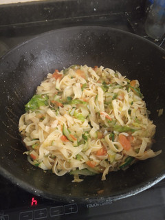 Una foto de Noodles con verduras