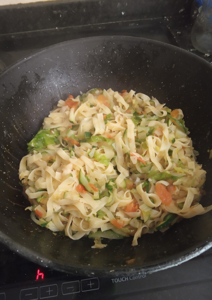 Una foto de Noodles con verduras