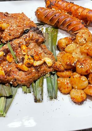 Hình của món Cá ngừ, cồi sò điệp nướng sa tế và lá dứa.