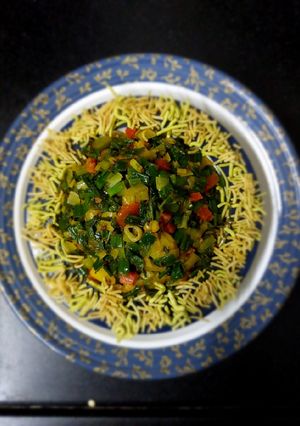 લીલી ડુંગળી બટાકા અને રેડ કેપ્સિકમ સબ્જી (Lili Dungri Bataka Red Capsicum Sabji Recipe In Gujarati) રેસીપી મુખ્ય ફોટો
