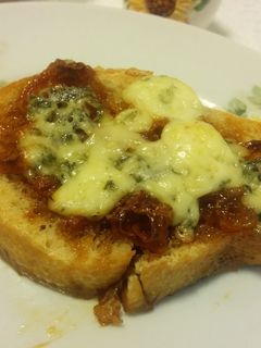 Foto de Bruschettas com gorgonzola e cebola caramelada