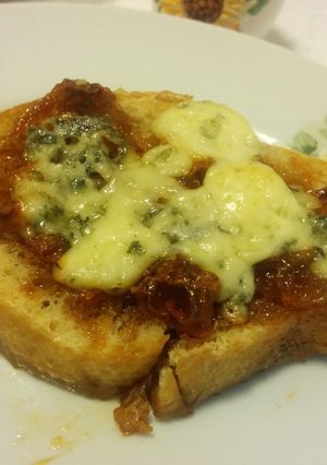 Foto de Bruschettas com gorgonzola e cebola caramelada