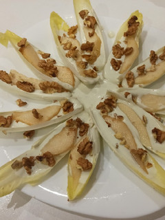 Una foto de Endivias con queso azul, peras y nueces