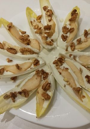 Una foto de Endivias con queso azul, peras y nueces
