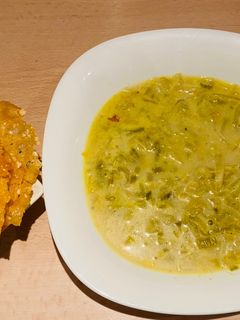 Póréhagyma leves parmezán chips-szel recept fotója