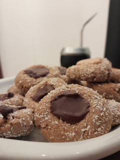 Una foto de Pepas integrales de coco y chocolate