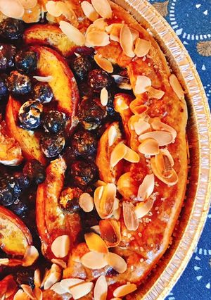 Hình của món 💚 Tart Rustic Xuân Đào & Việt Quất.