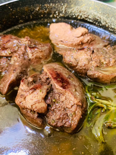 Vajban-libazsírban sült rozmaringos-majoránnás csirkemáj recept fotója
