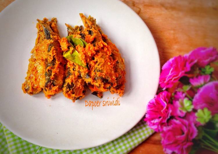 Langkah Mudah untuk Membuat Ikan tembang masak bumbu Bali yang Enak Banget