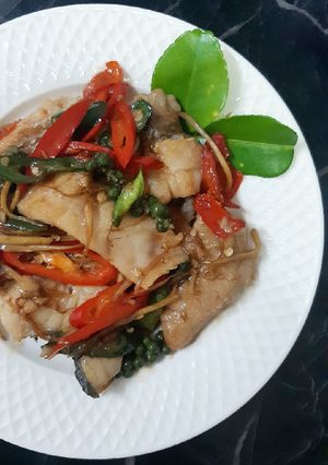 รูปของ "ปลากะพงผัดฉ่า" Stir Fried Spicy Fish 🐟🌶🧄
