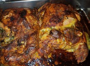Una foto de Pollo deshuesado relleno de mozzarella, espinacas y vegelales
