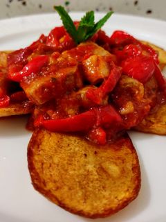 Una foto de Magro con tomate