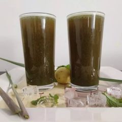 A picture of Mint leaves and lemon grass juice.