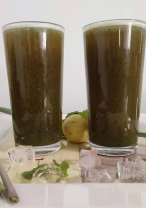 A picture of Mint leaves and lemon grass juice.