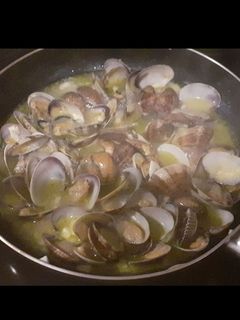 Una foto de Almejas al ajillo en salsa
