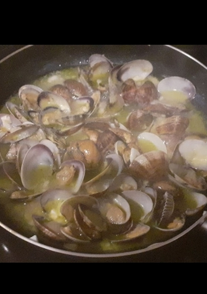 Una foto de Almejas al ajillo en salsa