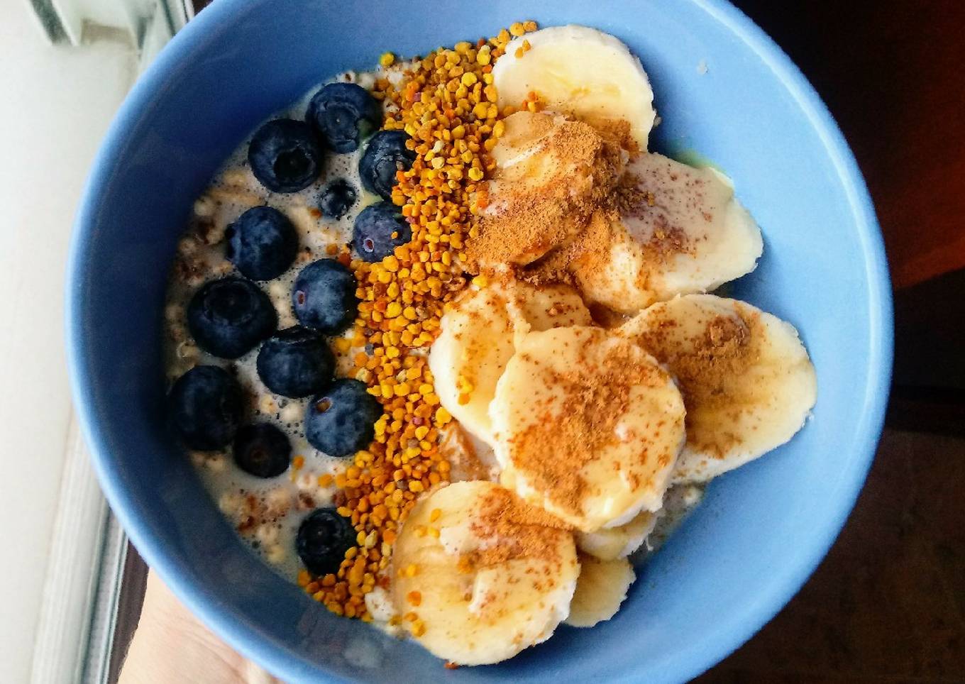 Granola con plátano, arándanos, tahini y polen