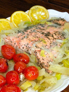 Una foto de Salmón en papillote en estuche Lékué