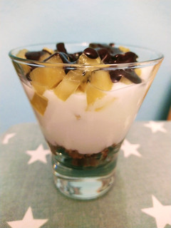 Una foto de Postre de yogur y kiwi
