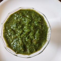 A picture of Green chutney.