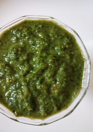 A picture of Green chutney.