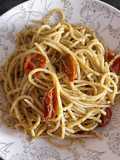 Espaguetis con pesto genovés y tomates cherry