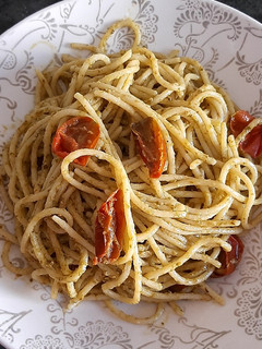 Una foto de Espaguetis con pesto genovés y tomates cherry
