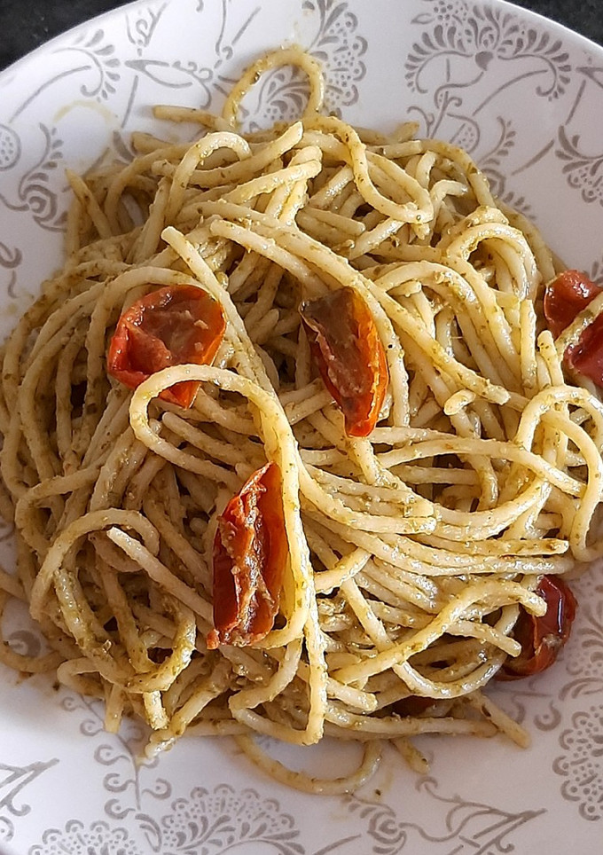 Una foto de Espaguetis con pesto genovés y tomates cherry