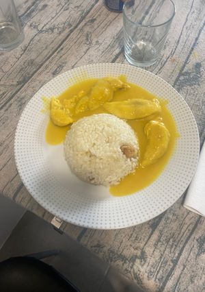 Una foto de Solomillos de pollo con salsa de cerveza y naranja acompañado de arroz blanco