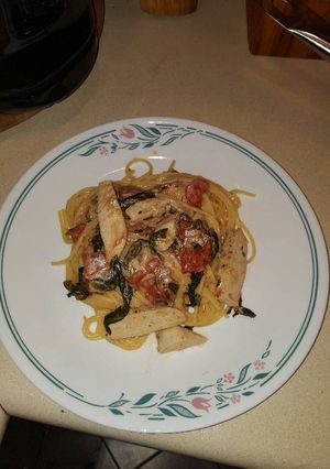 A picture of Chicken, spinach & bacon pasta.