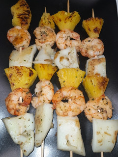 Una foto de Brocheta de gambón, sepia y piña