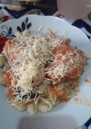 Una foto de Ñoquis con salsa de pollo