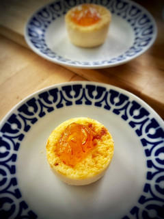 Una foto de Coulant de queso con mermelada de naranja