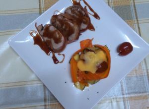 Una foto de Medallones de cerdo albardados con reducción de PX y guarnición de calabacín con salsa holandesa