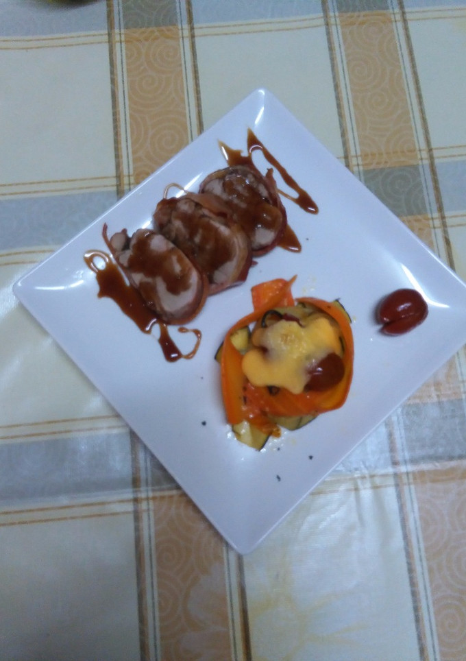 Una foto de Medallones de cerdo albardados con reducción de PX y guarnición de calabacín con salsa holandesa