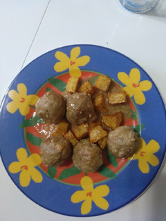 Una foto de Albóndigas con salsa de almendras