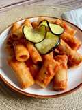 Rigatoni con berenjena frita y mozzarella