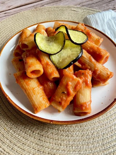 Una foto de Rigatoni con berenjena frita y mozzarella