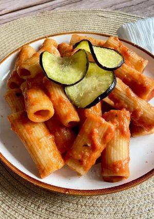 Una foto de Rigatoni con berenjena frita y mozzarella