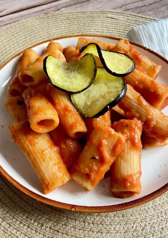 Una foto de Rigatoni con berenjena frita y mozzarella