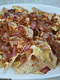 Nachos con Salsa de Queso Cheddar, Jalapeños, Y Bacon
