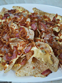 Foto principal de Nachos con Salsa de Queso Cheddar, Jalapeños, Y Bacon