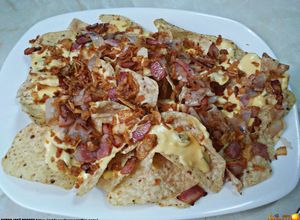 Foto principal de Nachos con Salsa de Queso Cheddar, Jalapeños, Y Bacon
