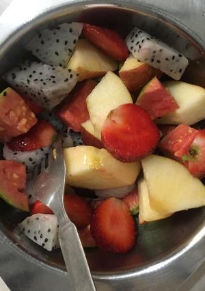 ફ્રુટ ચાટ (Fruit Chaat Recipe In Gujarati) રેસીપી મુખ્ય ફોટો
